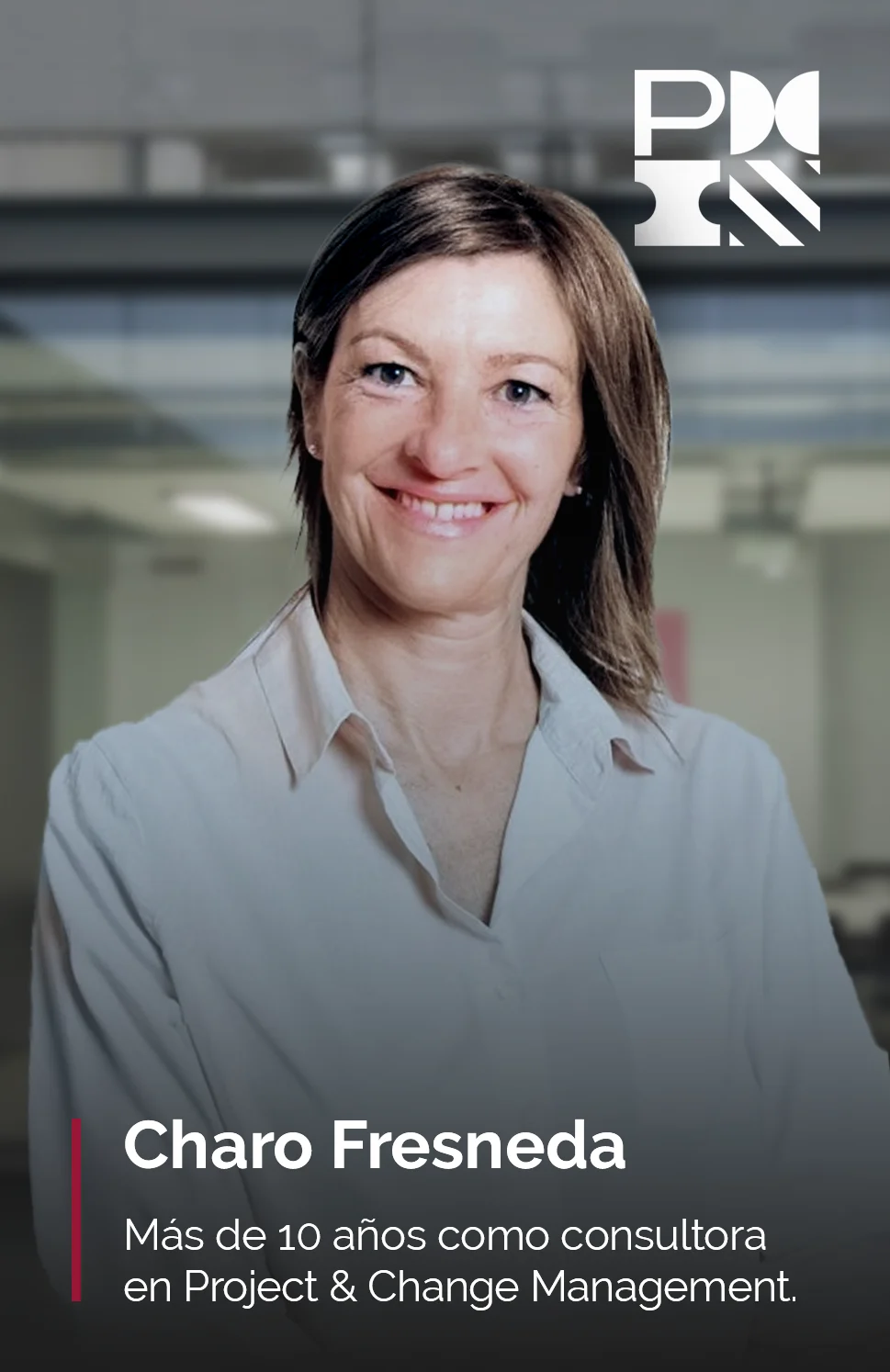 Retrato de Charo Fresneda, consultora con más de 10 años de experiencia en Project & Change Management y profesora del Master en Project Management. Aparece sonriente, con una blusa blanca, en un entorno corporativo moderno