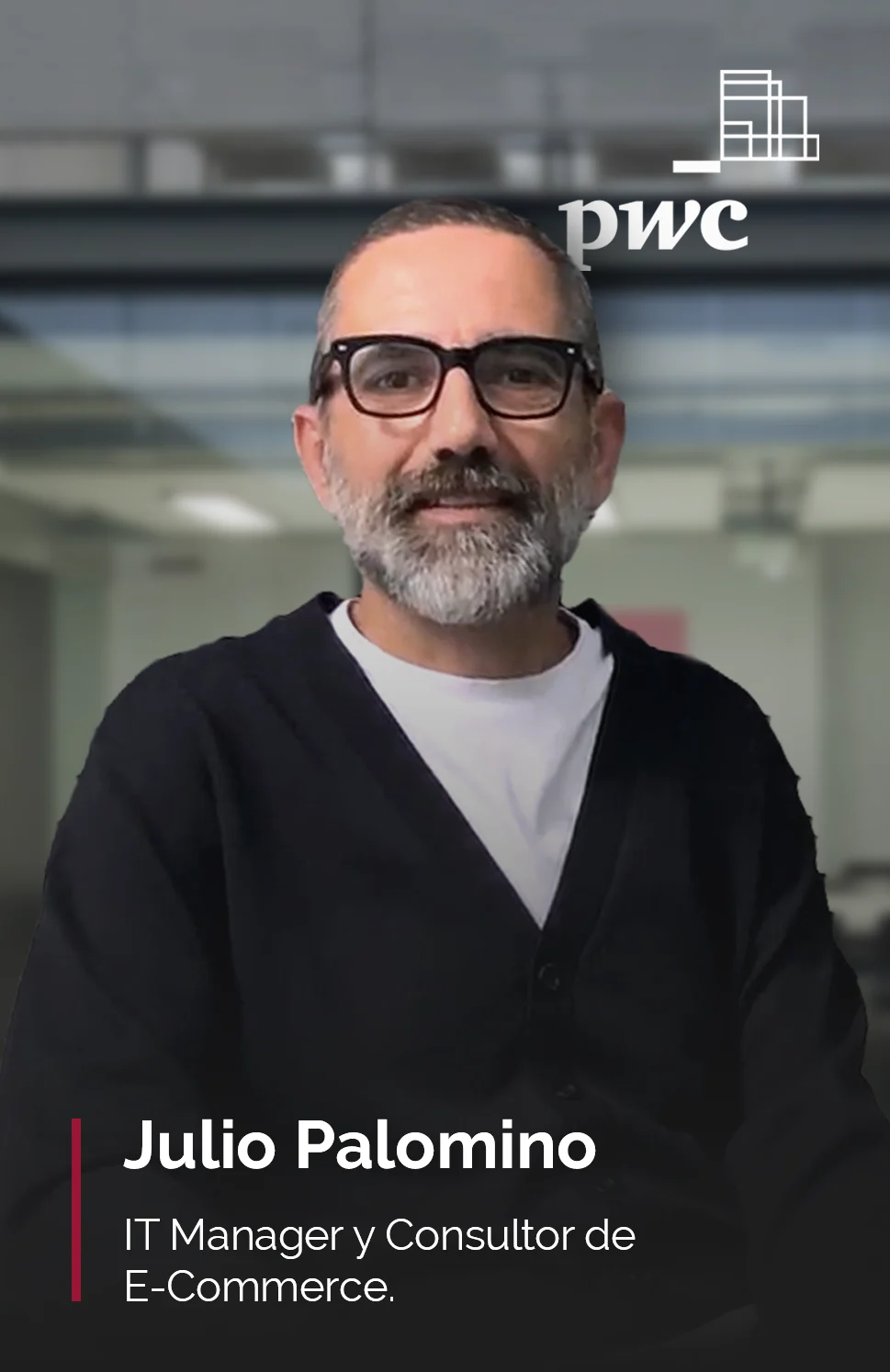 Retrato de Julio Palomino, IT Manager y consultor de E-Commerce. Aparece sonriente, con gafas y una barba canosa, vistiendo un jersey oscuro sobre una camiseta blanca, en un entorno corporativo moderno. En la esquina superior derecha se ve el logotipo de PwC.