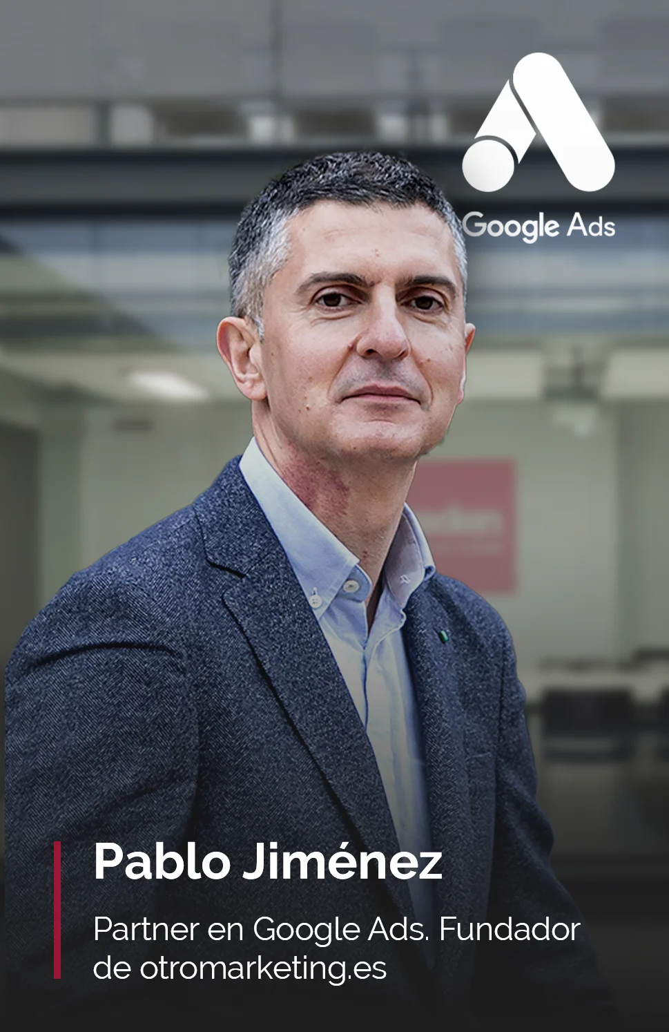 Retrato de Pablo Jiménez, Partner en Google Ads y fundador de otromarketing.es. Aparece serio, con chaqueta gris y camisa clara, en un entorno corporativo moderno. En la esquina superior derecha se ve el logotipo de Google Ads.