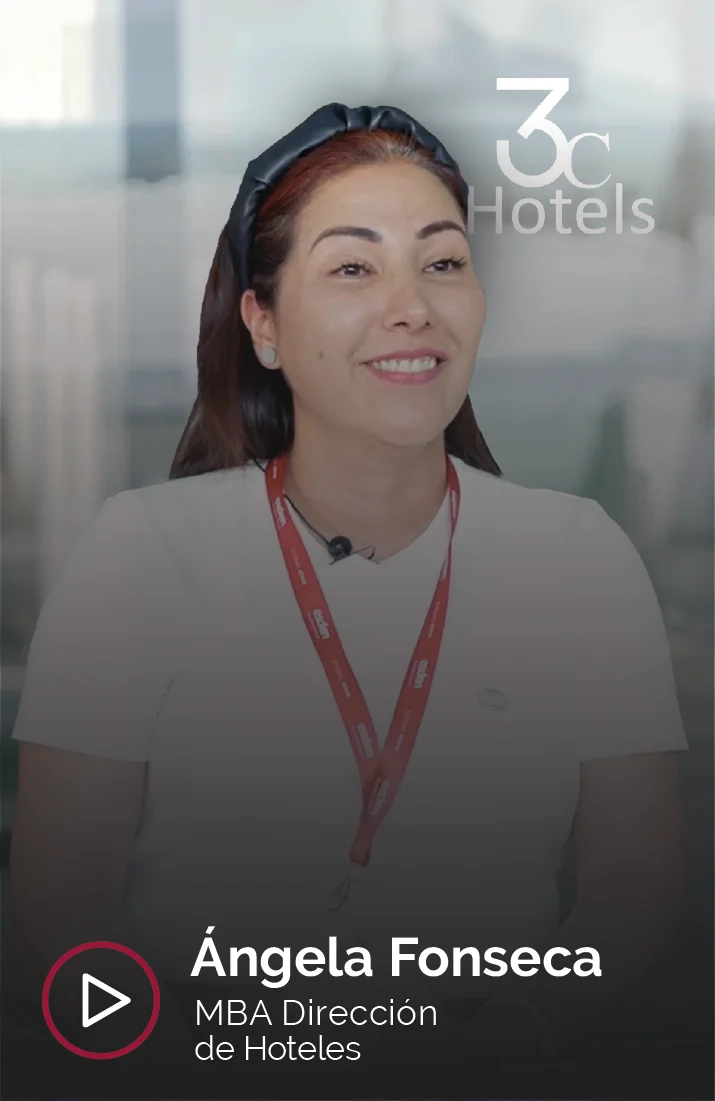 Ángela Fonseca, estudiante del MBA en Dirección de Hoteles, aparece sonriendo durante una entrevista. Lleva una camiseta blanca y una cinta con el logotipo de Esden Business School alrededor del cuello. El logotipo de su empresa, 3c Hotels, aparece en la esquina superior derecha. Ángela expresa confianza y entusiasmo mientras habla de su experiencia en la industria hotelera, destacando su papel en la gestión de hoteles.