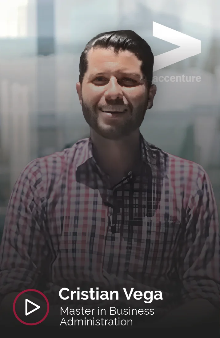 Cristian Vega, alumno del Master in Business Administration de Esden, sonríe durante una entrevista. Lleva una camisa de cuadros y el logotipo de Accenture se muestra en la esquina superior derecha.