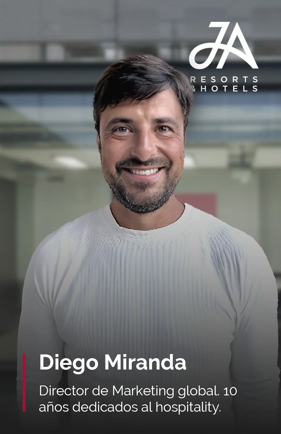 Retrato de Diego Miranda, director de marketing global con 10 años dedicados al sector hospitality y profesor del MBA en Dirección de Hoteles. Aparece sonriente, con una camiseta blanca de textura, en un entorno corporativo moderno. En la esquina superior derecha se ve el logotipo de JA Resorts & Hotels.