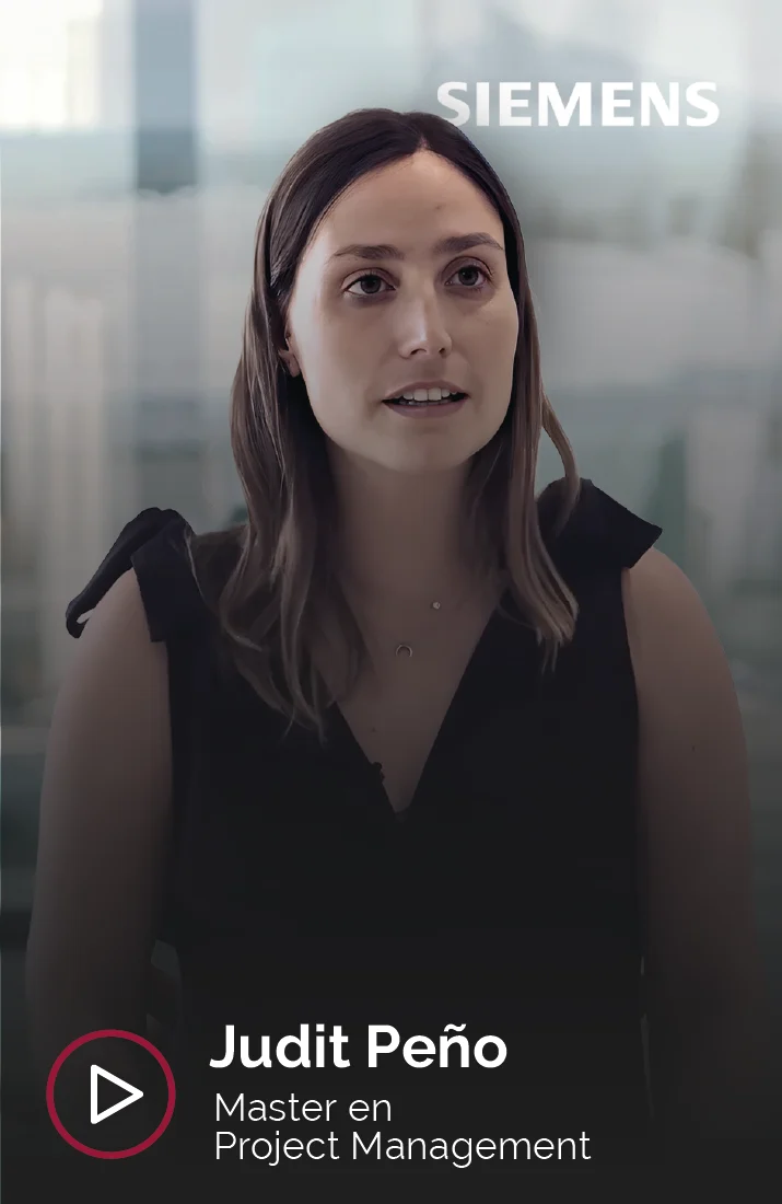 Judit Peño, alumna del Master en Project Management, hablando durante una entrevista. Lleva un vestido negro sin mangas y un collar minimalista. Al fondo, se observa un ambiente de oficina con luz natural, mientras que el logotipo de Siemens aparece en la parte superior derecha.