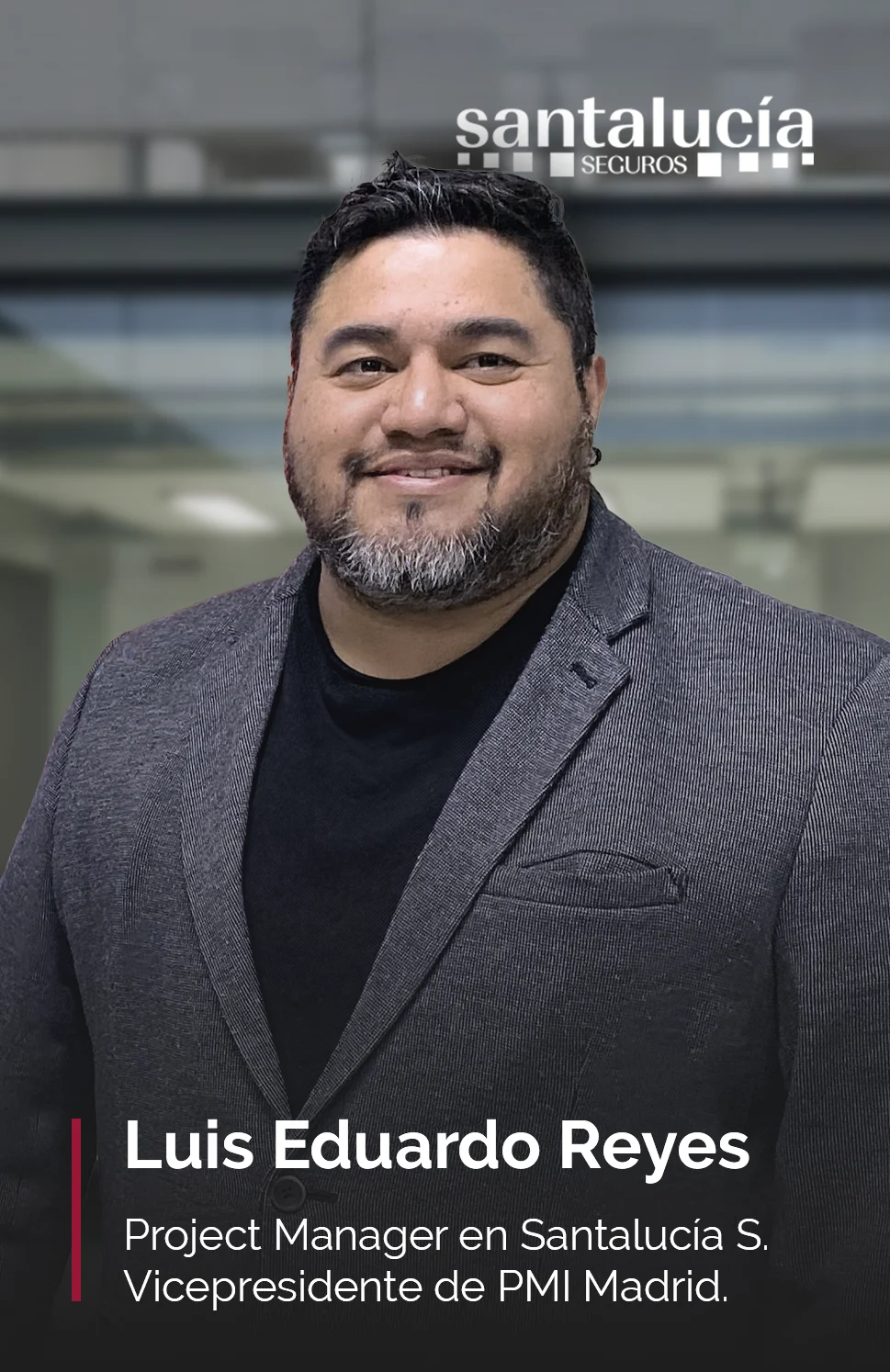 Retrato de Luis Eduardo Reyes, Project Manager en Santalucía Seguros y Vicepresidente de PMI Madrid, sonriendo con una chaqueta oscura sobre camiseta negra en un entorno corporativo.