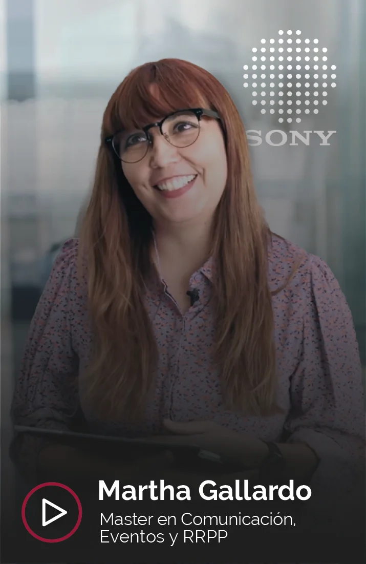 Martha Gallardo, alumna del Master en Comunicación, Eventos y RRPP, sonriendo durante una entrevista. Lleva gafas y aparece con una blusa estampada, mientras que el logotipo de Sony está en la esquina superior derecha.