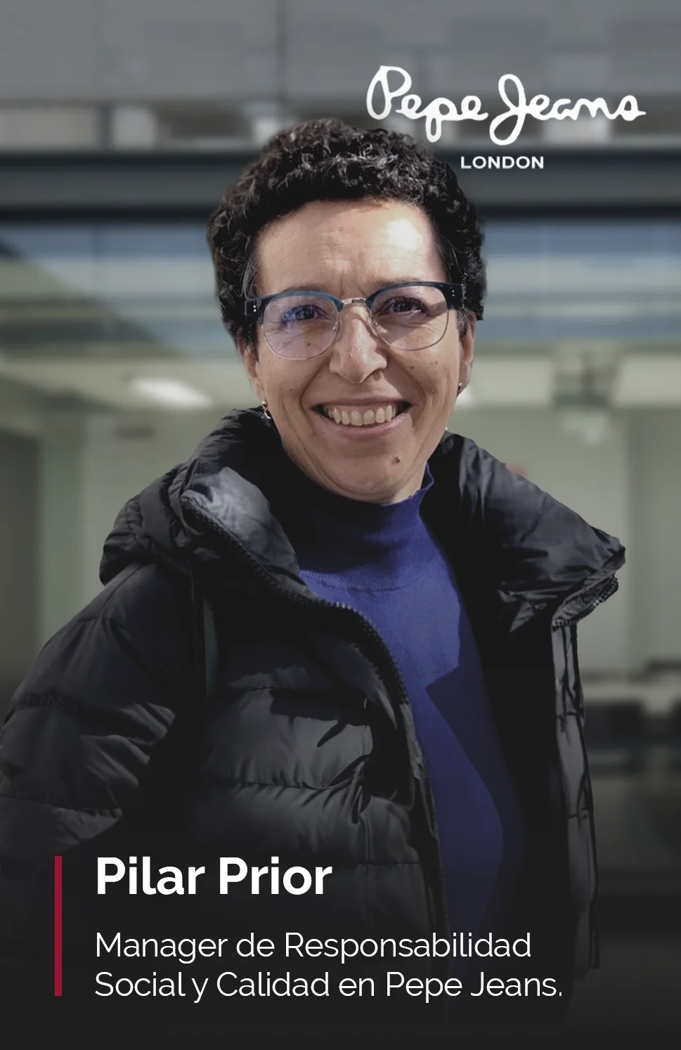 Retrato de Pilar Prior, manager de Responsabilidad Social y Calidad en Pepe Jeans, profesora de MBA en Dirección de Empresas de Moda. Aparece sonriente, con gafas, suéter azul y chaqueta negra, en un entorno corporativo moderno. En la esquina superior derecha se ve el logotipo de Pepe Jeans London.