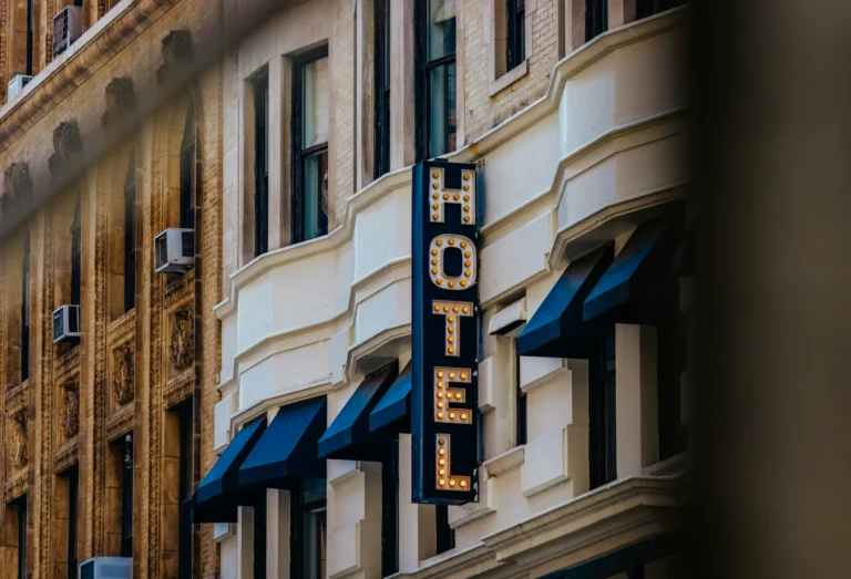 Fotografía de un panel de un hotel para ilustrar las claves para una dirección hotelera eficiente