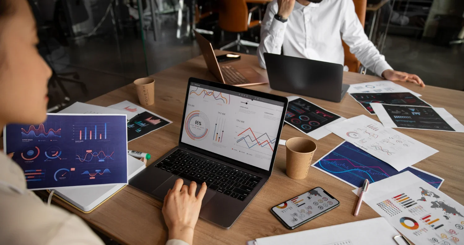 Equipo de trabajo analizando datos. Estrategia Data Driven: del dato a la acción empresarial.