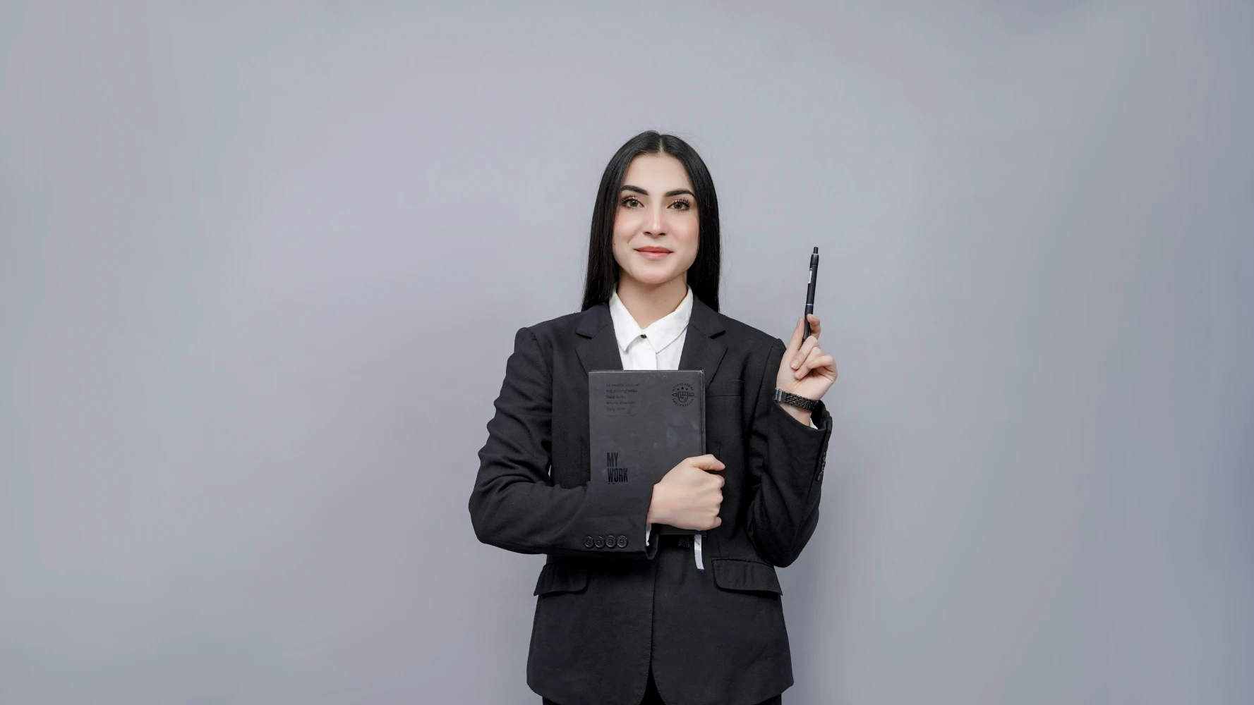 Imagen de una mujer profesional que estudia un MBA en 2025.