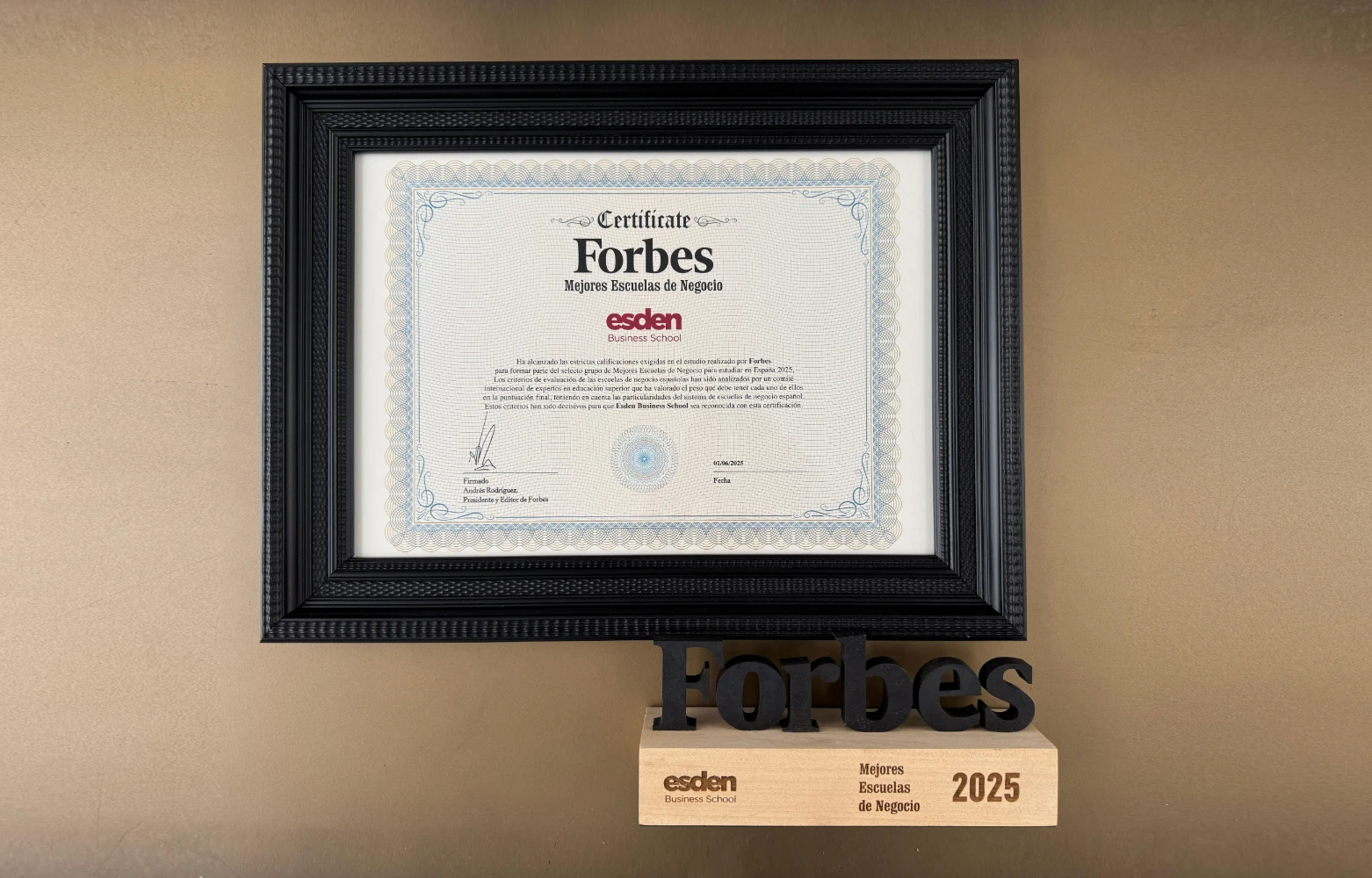 Diploma y sello Forbes otorgado a Esden como Mejores Escuelas de Negocio 2025