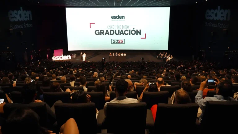 Estudiantes de Esden en el acto de graduación 2025.